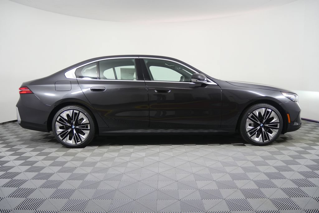Used 2026 BMW 530i RWD image 2