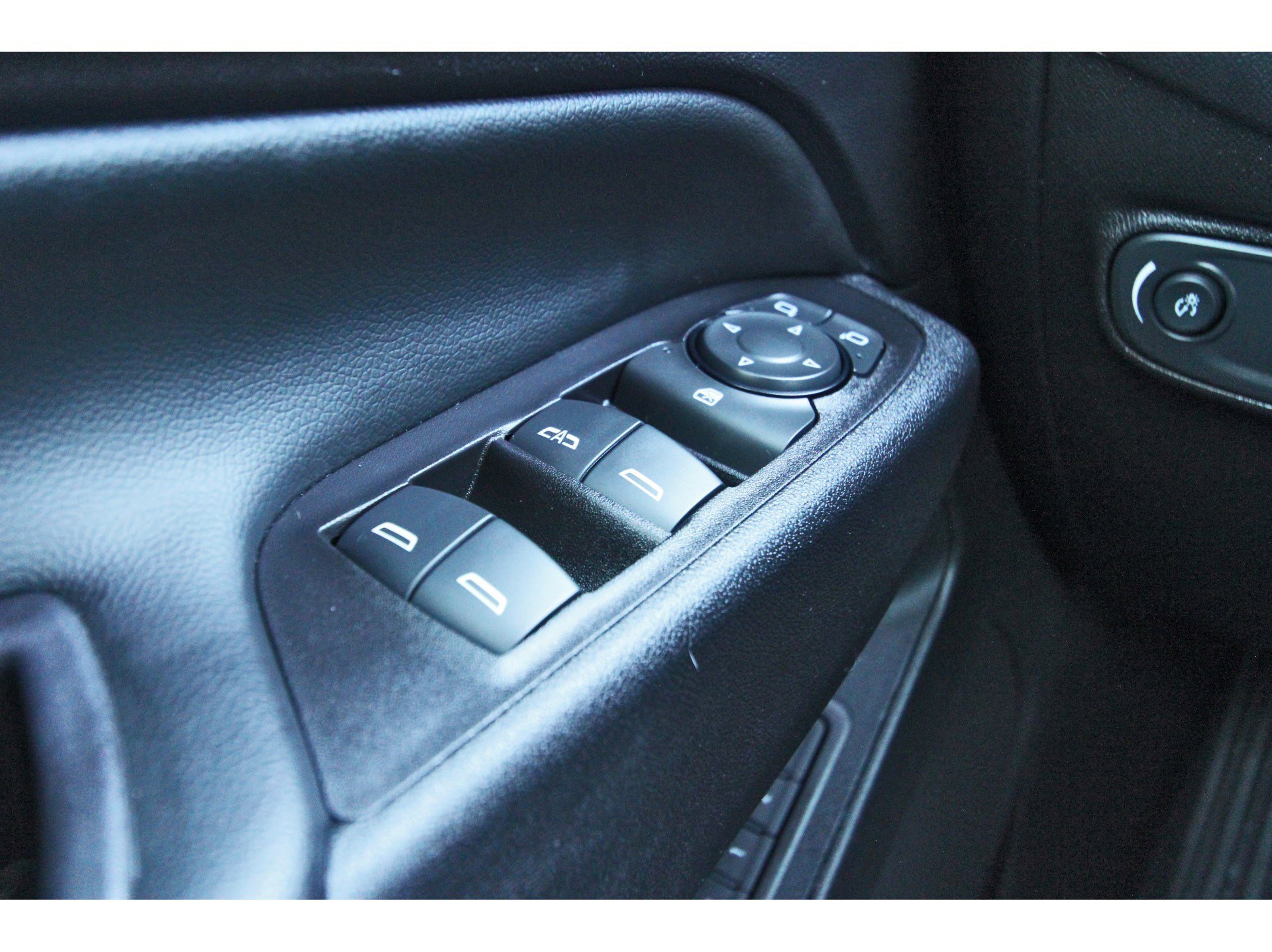 Used 2021 Chevrolet Equinox Premier FWD image 23