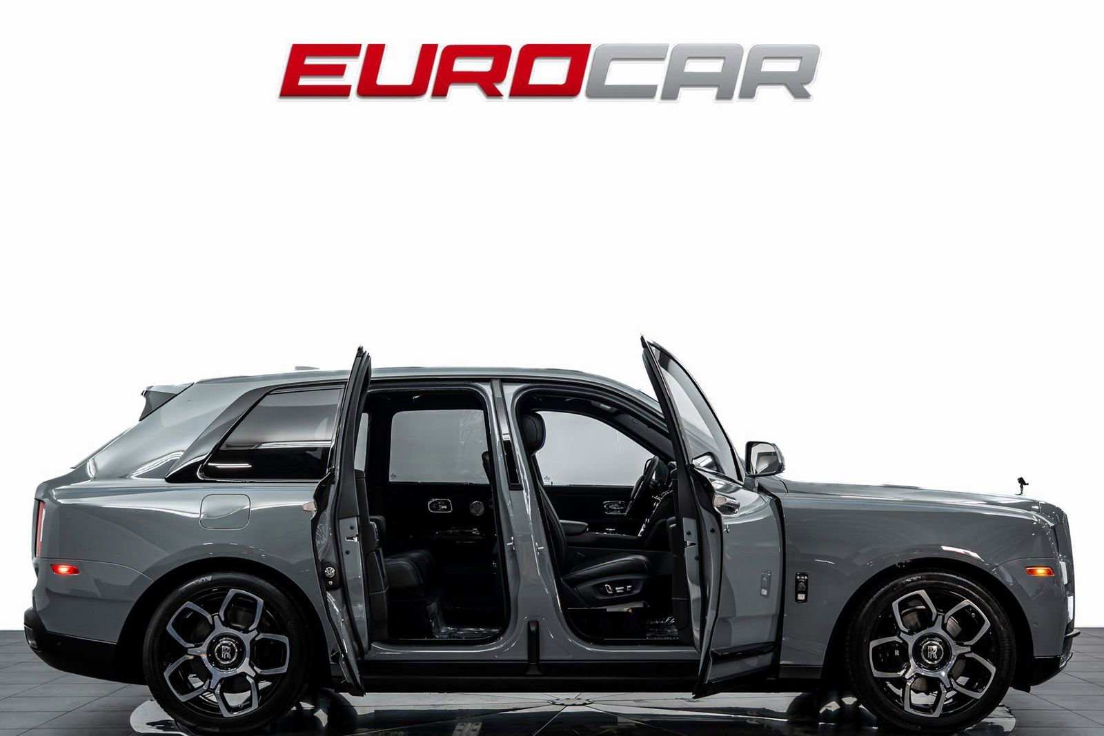 Used 2022 Rolls-Royce Cullinan Black Badge w/ Dark Exterior Package image 8