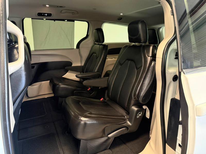 Used 2023 Chrysler Pacifica Touring-L FWD image 21