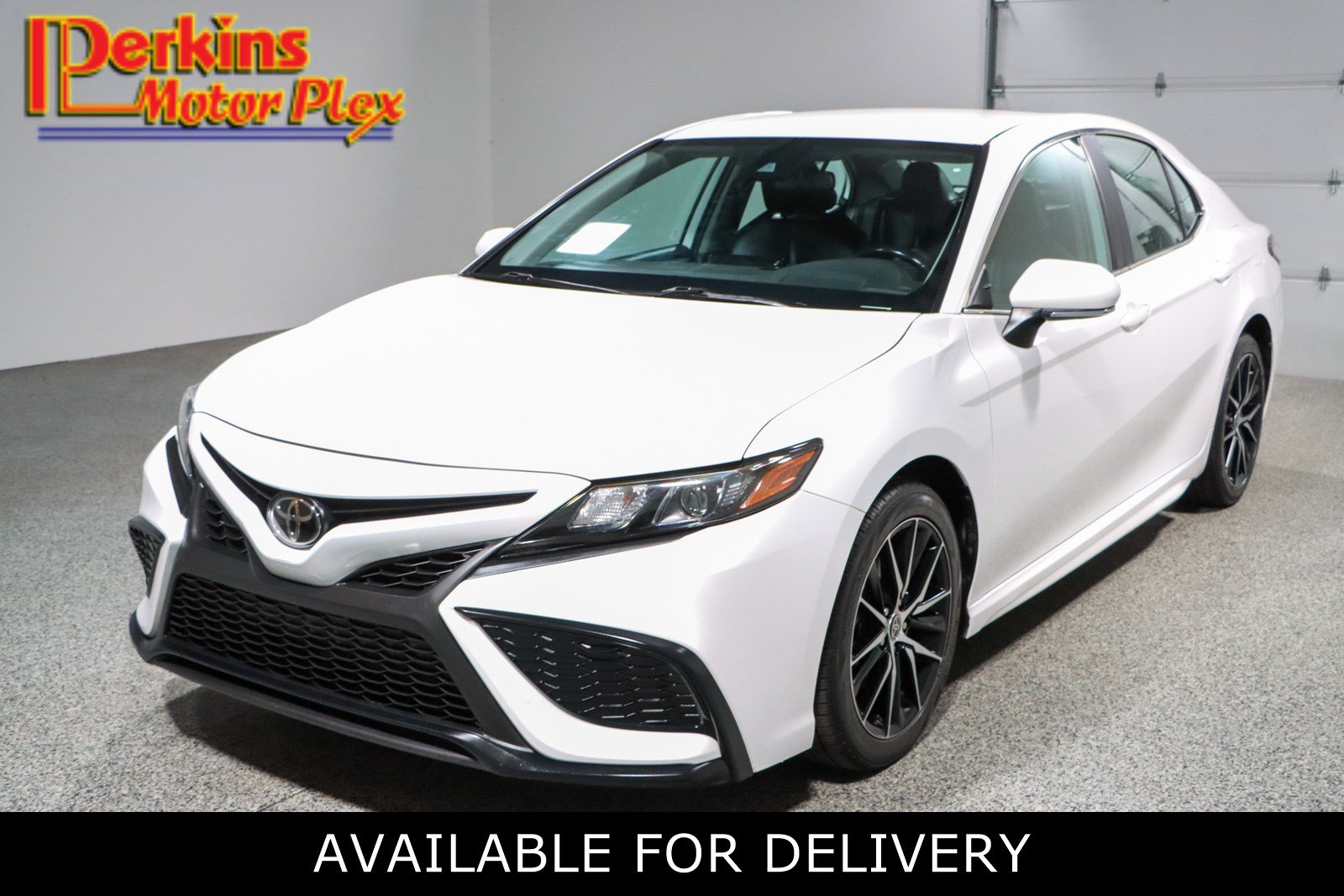 Used 2022 Toyota Camry SE FWD image 1