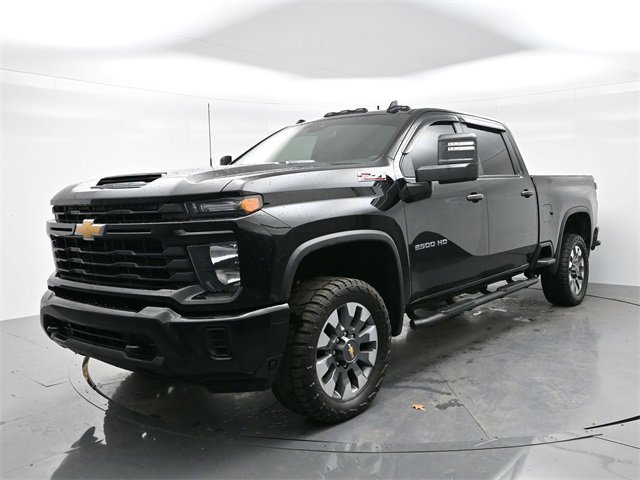 Used 2024 Chevrolet Silverado 2500 Custom w/ Custom Value Package image 3