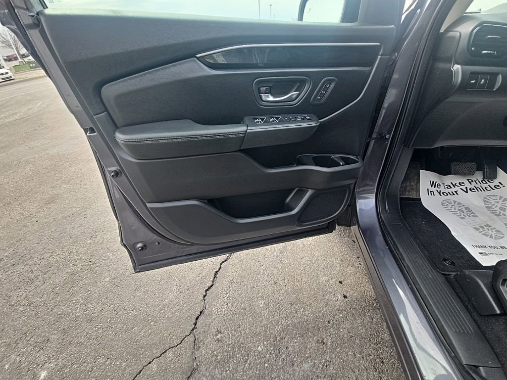 Used 2025 Honda Pilot Touring image 13