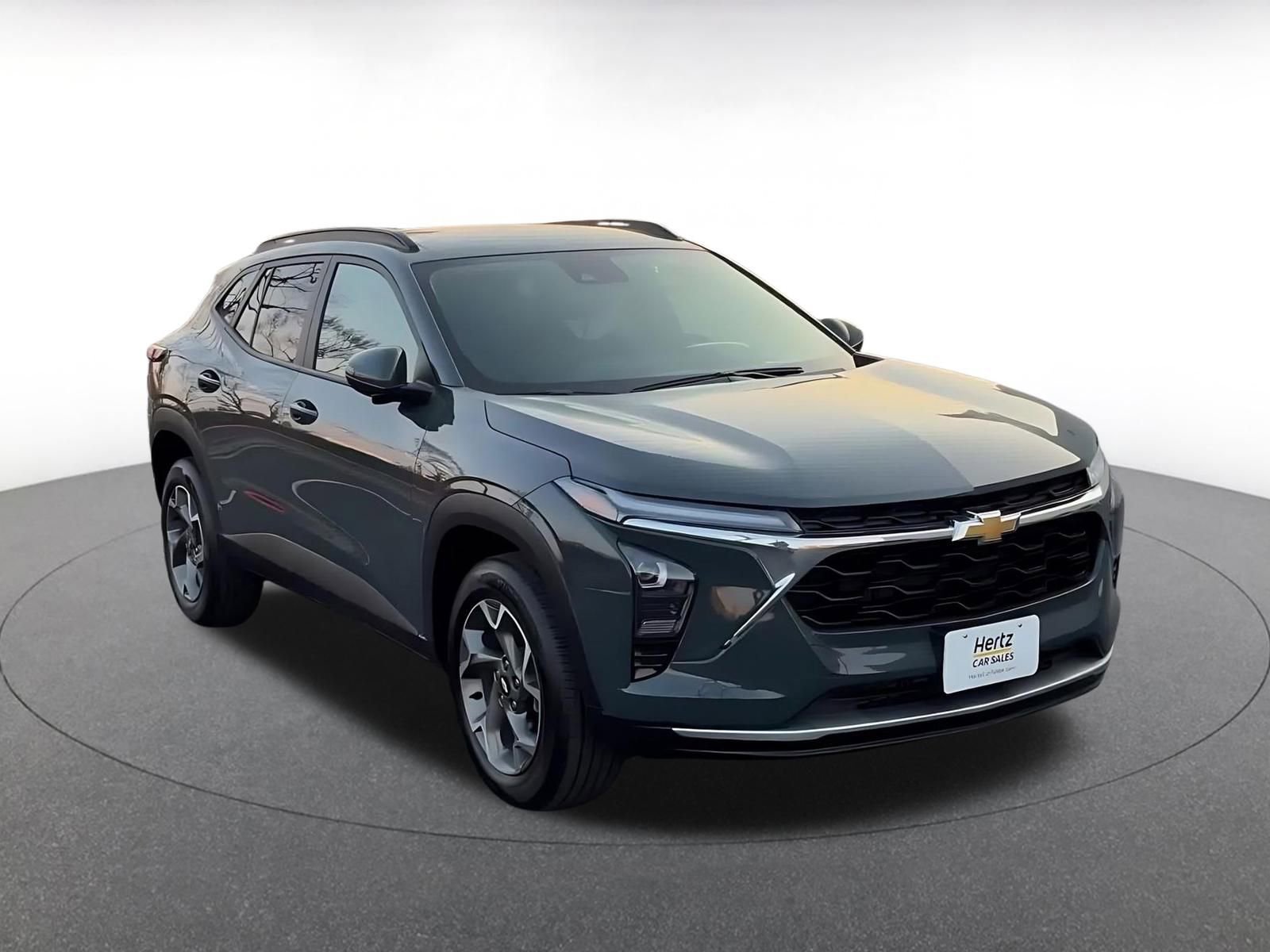 Used 2025 Chevrolet Trax LT w/ LT Convenience Package image 3