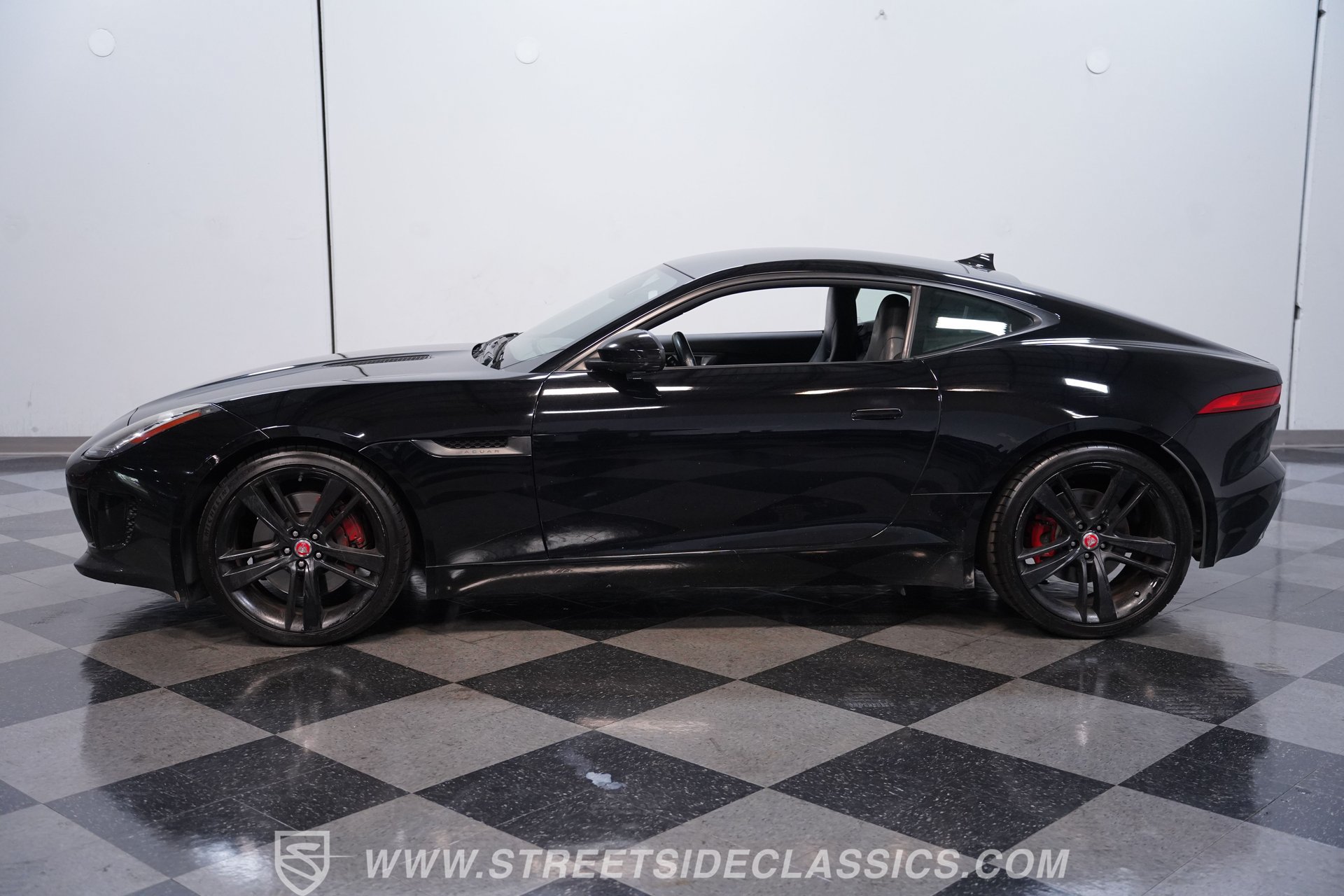 Used 2016 Jaguar F-TYPE Coupe RWD image 2
