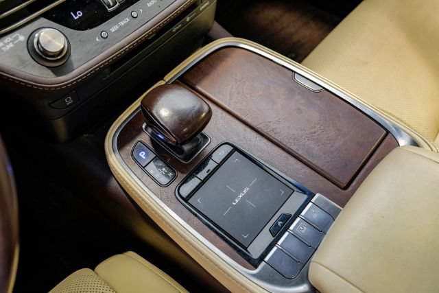 Used 2018 Lexus LS 500 w/ Accessory Package (Z1) RWD image 30