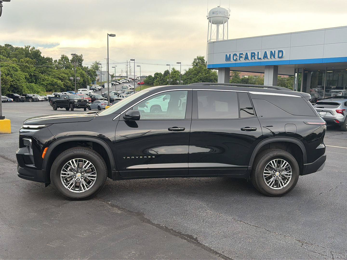 Used 2025 Chevrolet Traverse LT FWD image 2