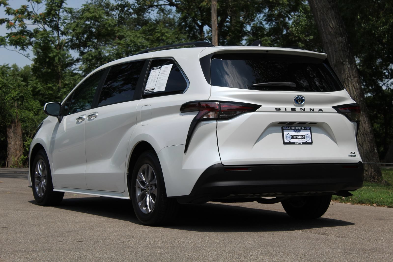 Used 2024 Toyota Sienna XLE FWD image 6
