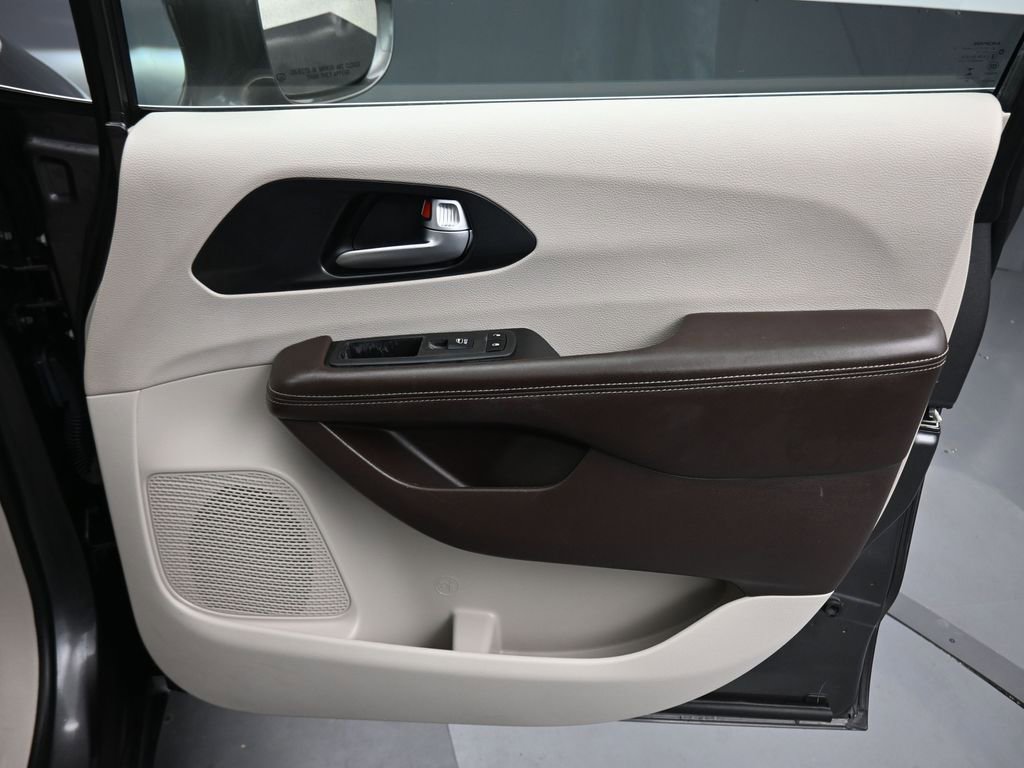 Used 2021 Chrysler Pacifica Touring-L image 61