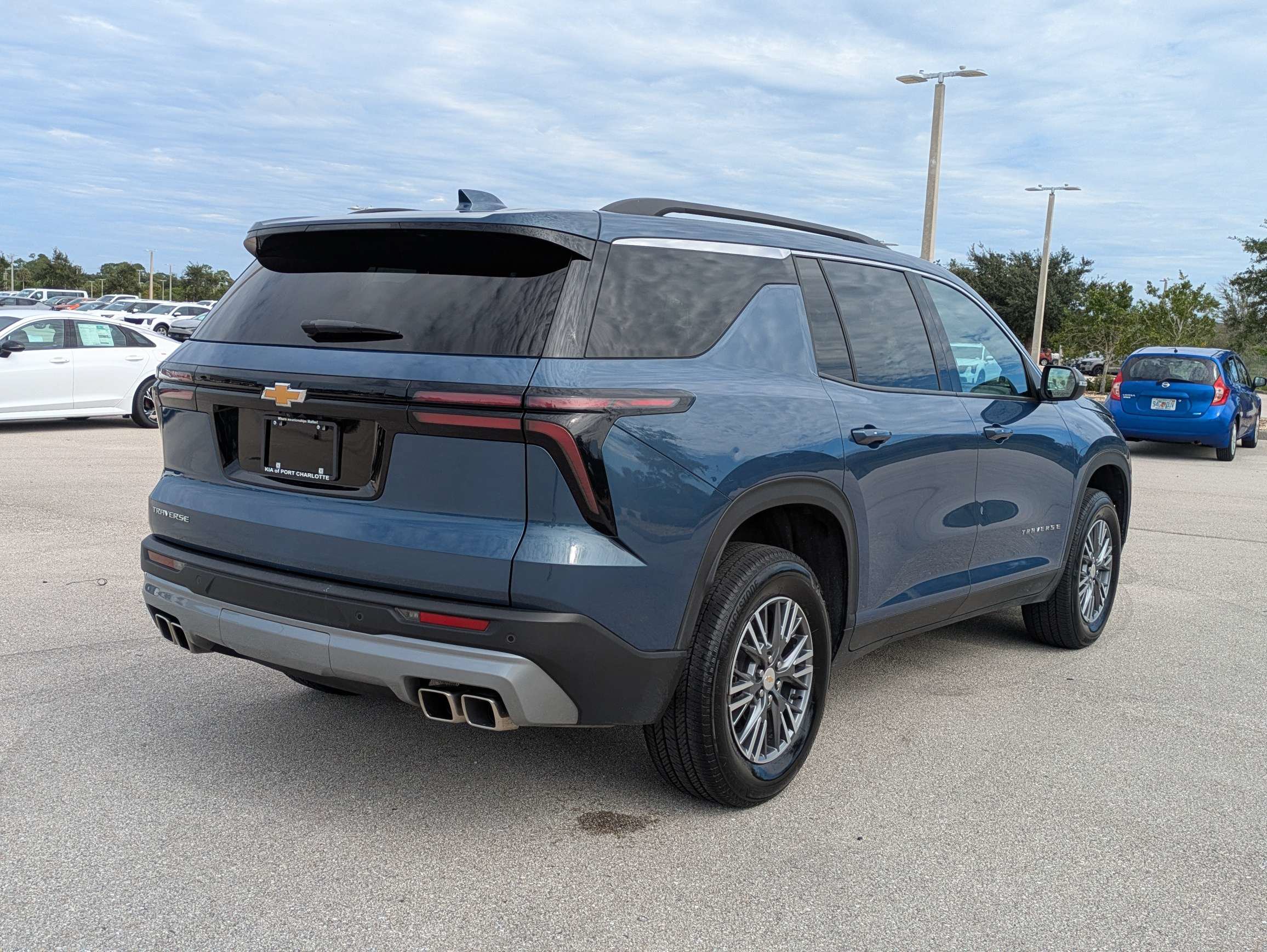 Used 2025 Chevrolet Traverse LT FWD image 4