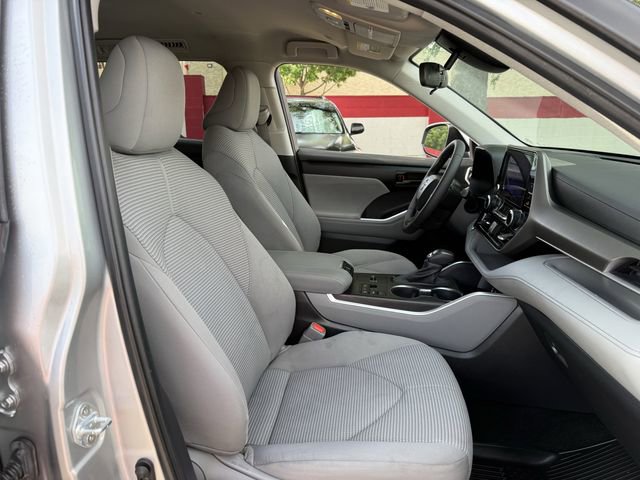 Used 2023 Toyota Highlander LE FWD image 29