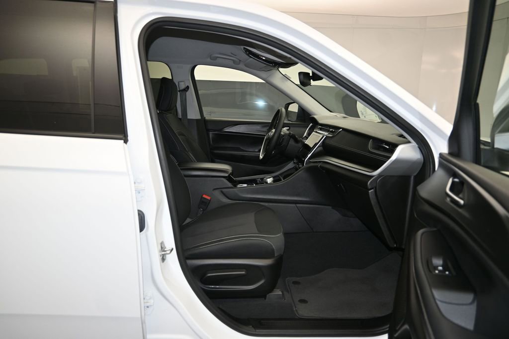 Used 2023 Jeep Grand Cherokee Laredo RWD image 25