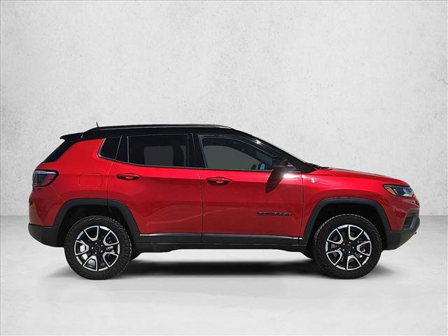 Used 2025 Jeep Compass Trailhawk AWD/4WD image 4