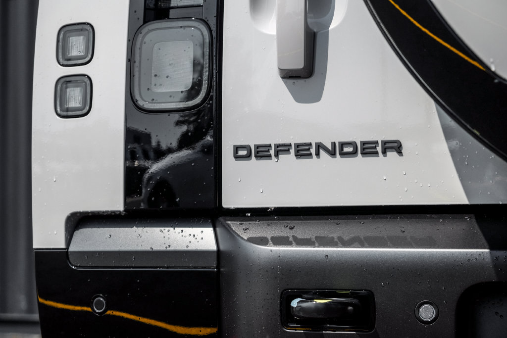 New 2026 Land Rover Defender 130 X-Dynamic SE AWD/4WD image 8