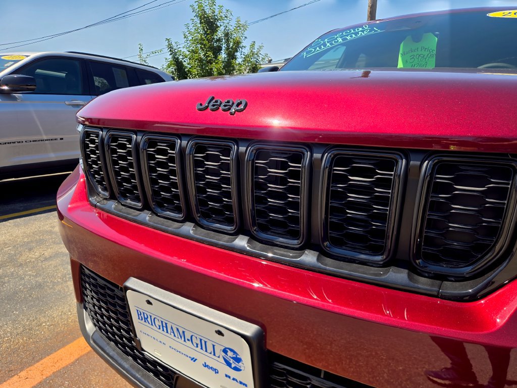 Used 2025 Jeep Grand Cherokee Altitude AWD/4WD image 3