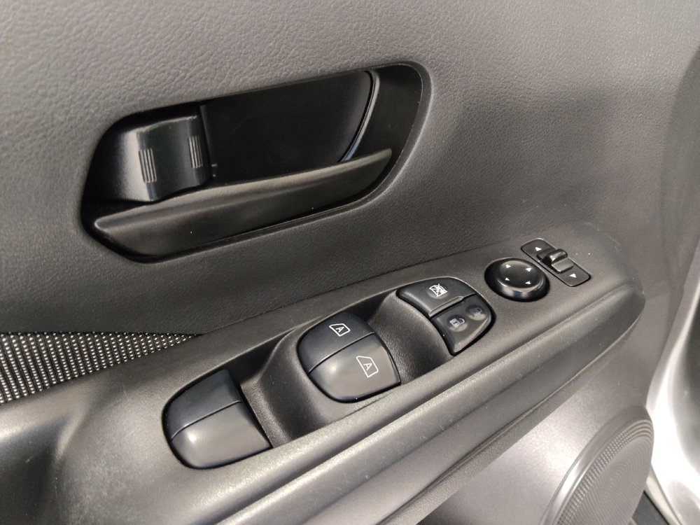 Used 2020 Nissan Kicks S image 27