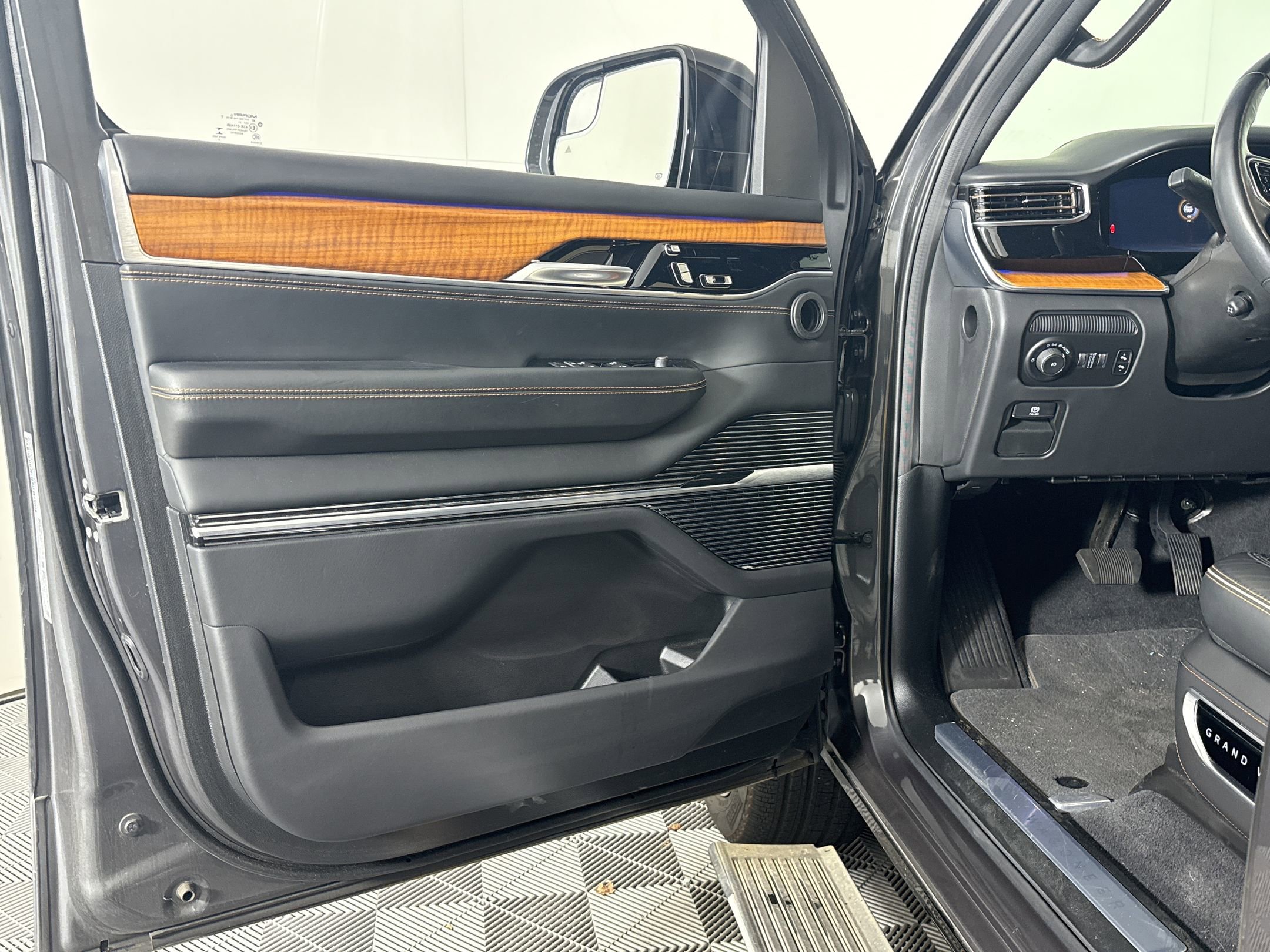 Used 2023 Jeep Grand Wagoneer Series III image 16