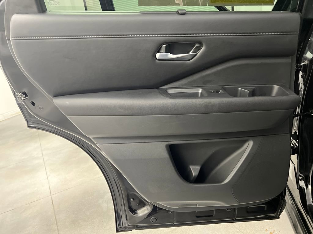 Used 2025 Nissan Pathfinder SL image 15