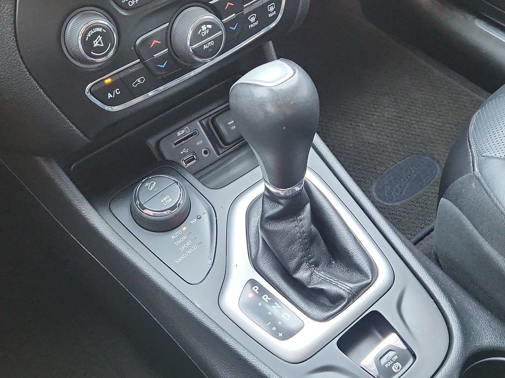Used 2017 Jeep Cherokee Overland w/ Technology Group AWD/4WD image 25