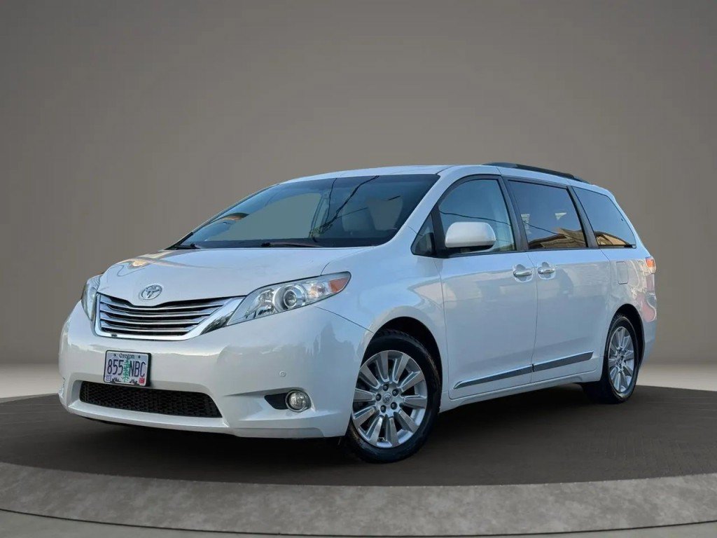 Used 2011 Toyota Sienna Limited w/ Premium Pkg FWD image 2
