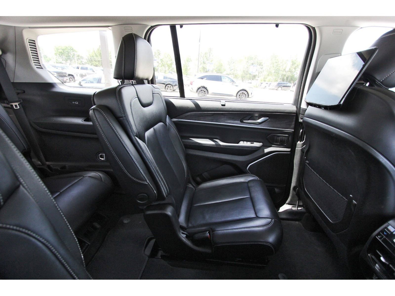 Used 2023 Jeep Grand Cherokee L Limited w/ Luxury Tech Group II image 14