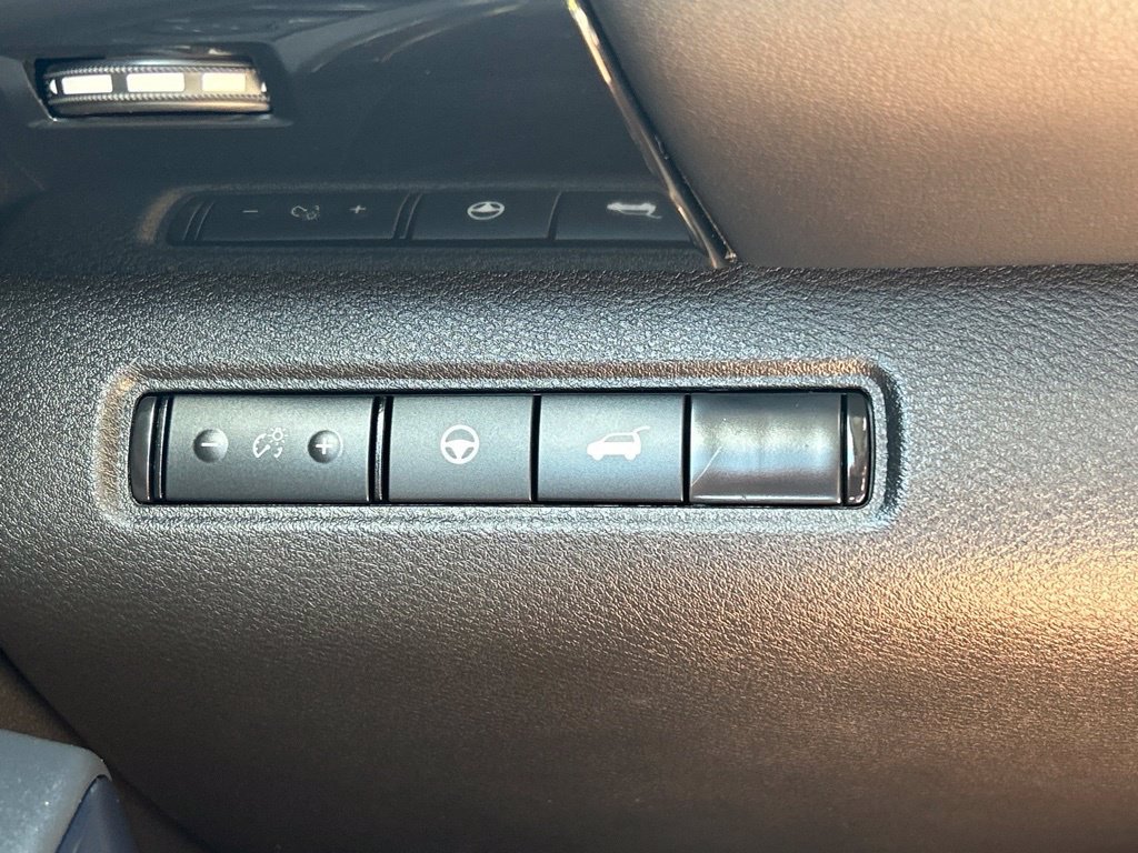 Certified 2025 Nissan Pathfinder SV w/ SV Premium Package FWD image 33