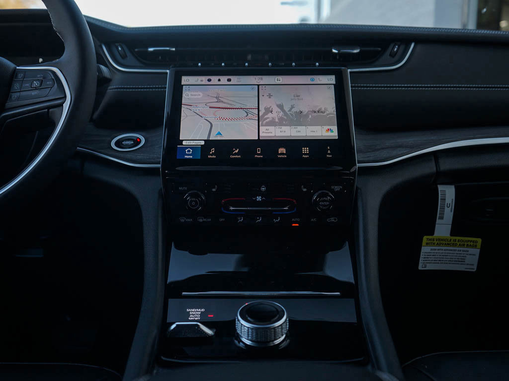 New 2025 Jeep Grand Cherokee Limited w/ Trailer Tow Package image 16