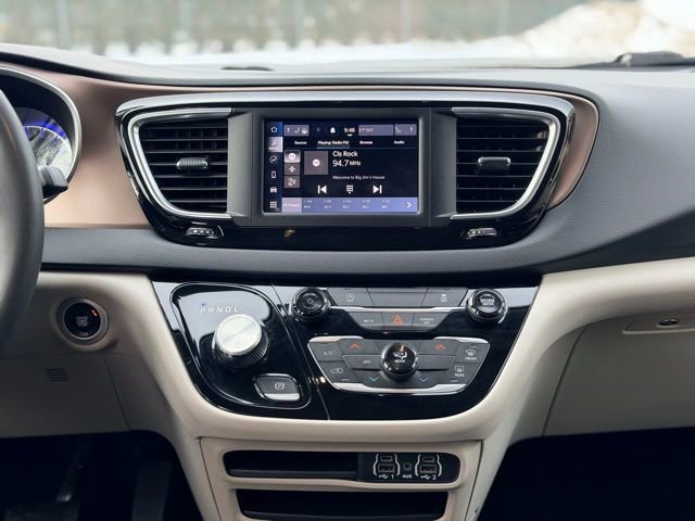 Used 2023 Chrysler Voyager LX image 23