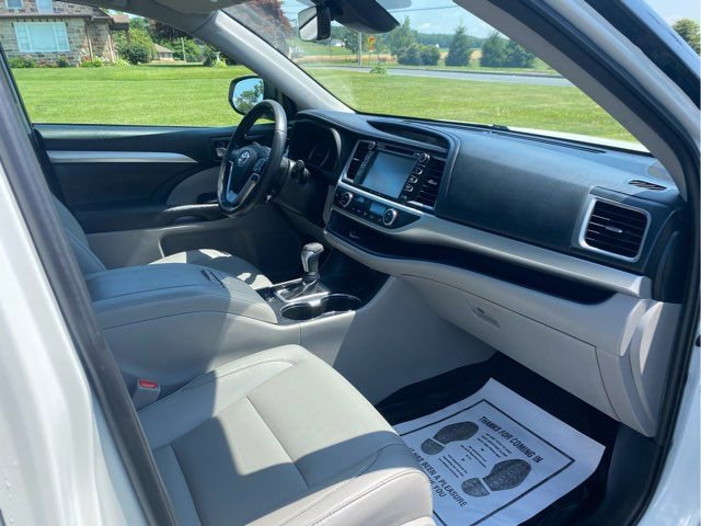 Used 2019 Toyota Highlander XLE image 24