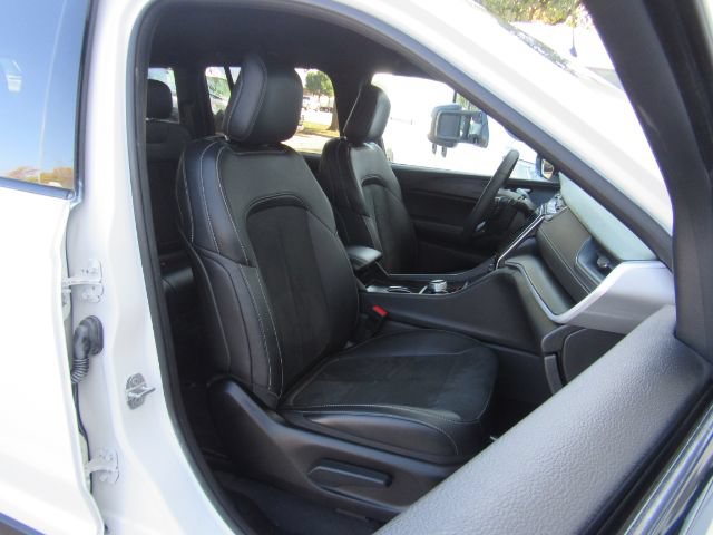 Used 2025 Jeep Grand Cherokee Altitude AWD/4WD image 22