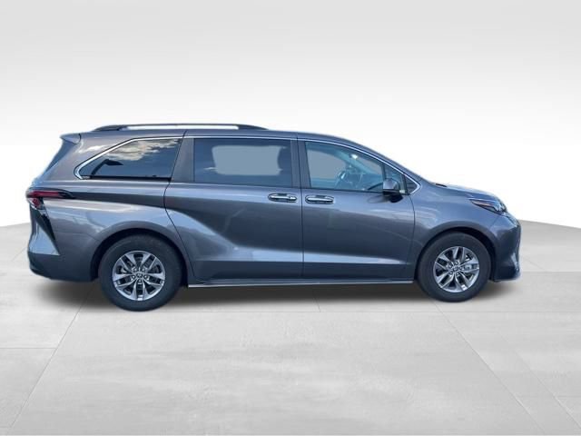 Used 2024 Toyota Sienna XLE image 8