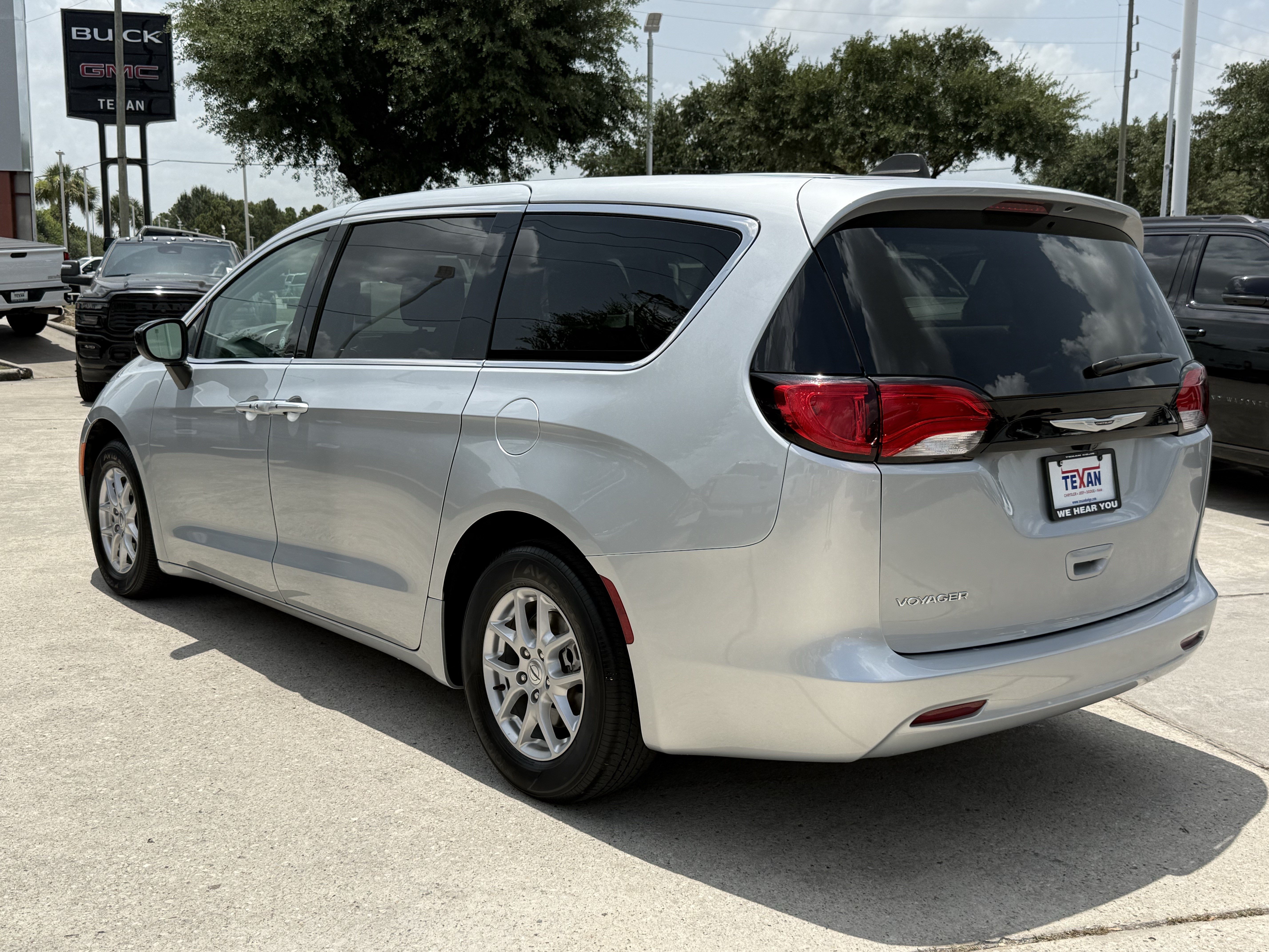 Used 2024 Chrysler Voyager LX FWD image 13