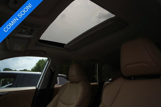 Used 2020 Toyota RAV4 XLE Premium FWD image 5