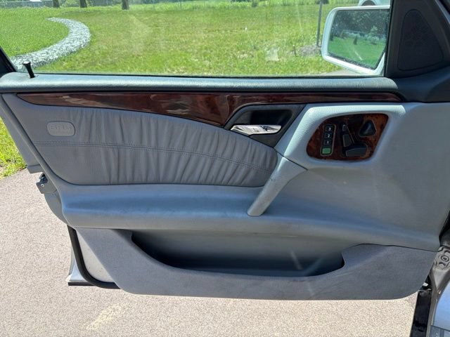 Used 1999 Mercedes-Benz E 320 4MATIC Sedan image 17