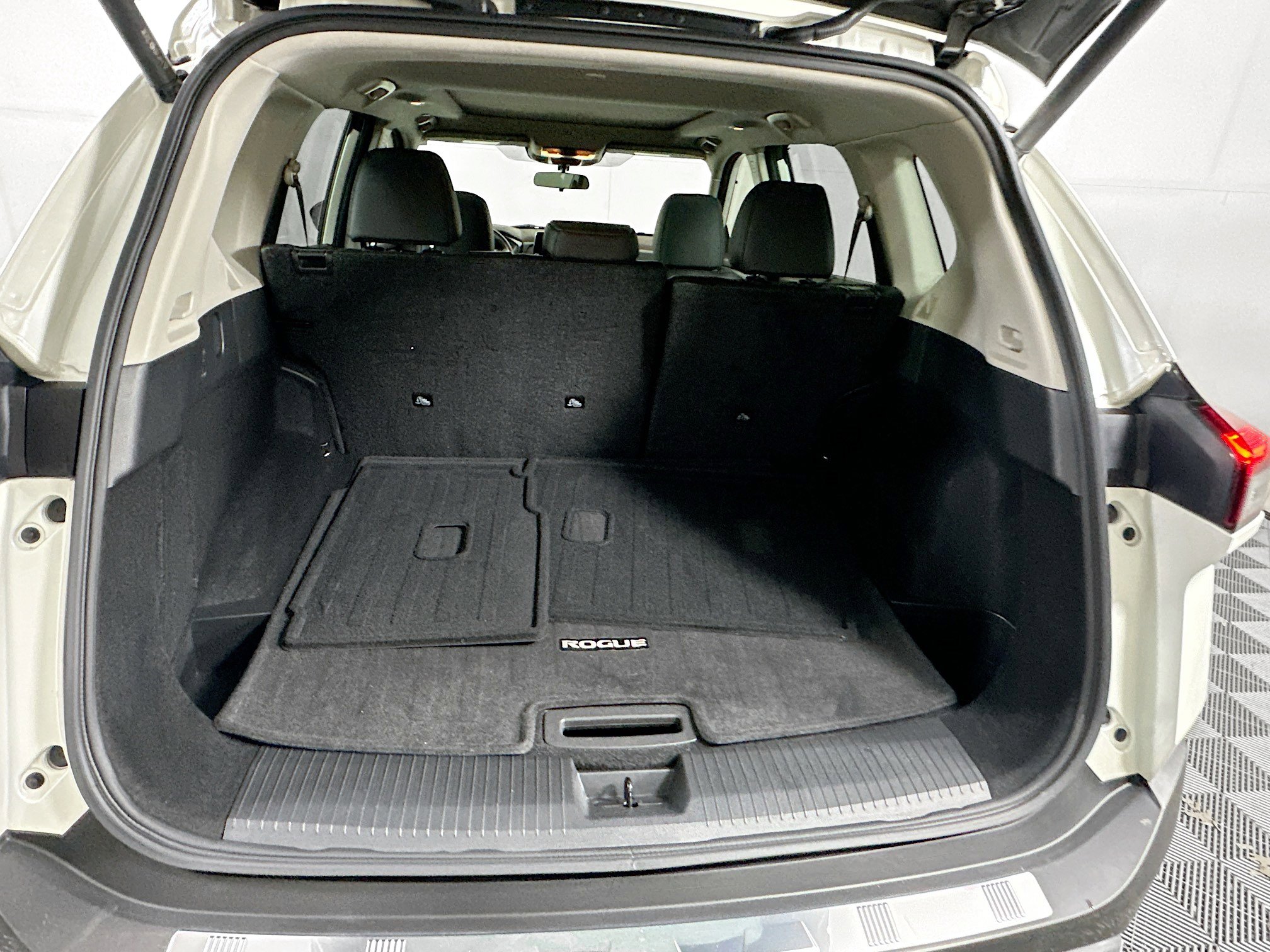 Used 2023 Nissan Rogue SV w/ SV Premium B Package image 28