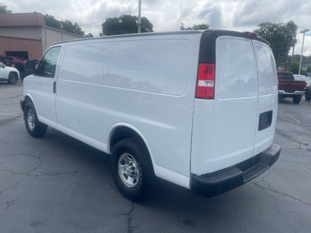 Used 2021 Chevrolet Express 3500 w/ Driver Convenience Package RWD image 3