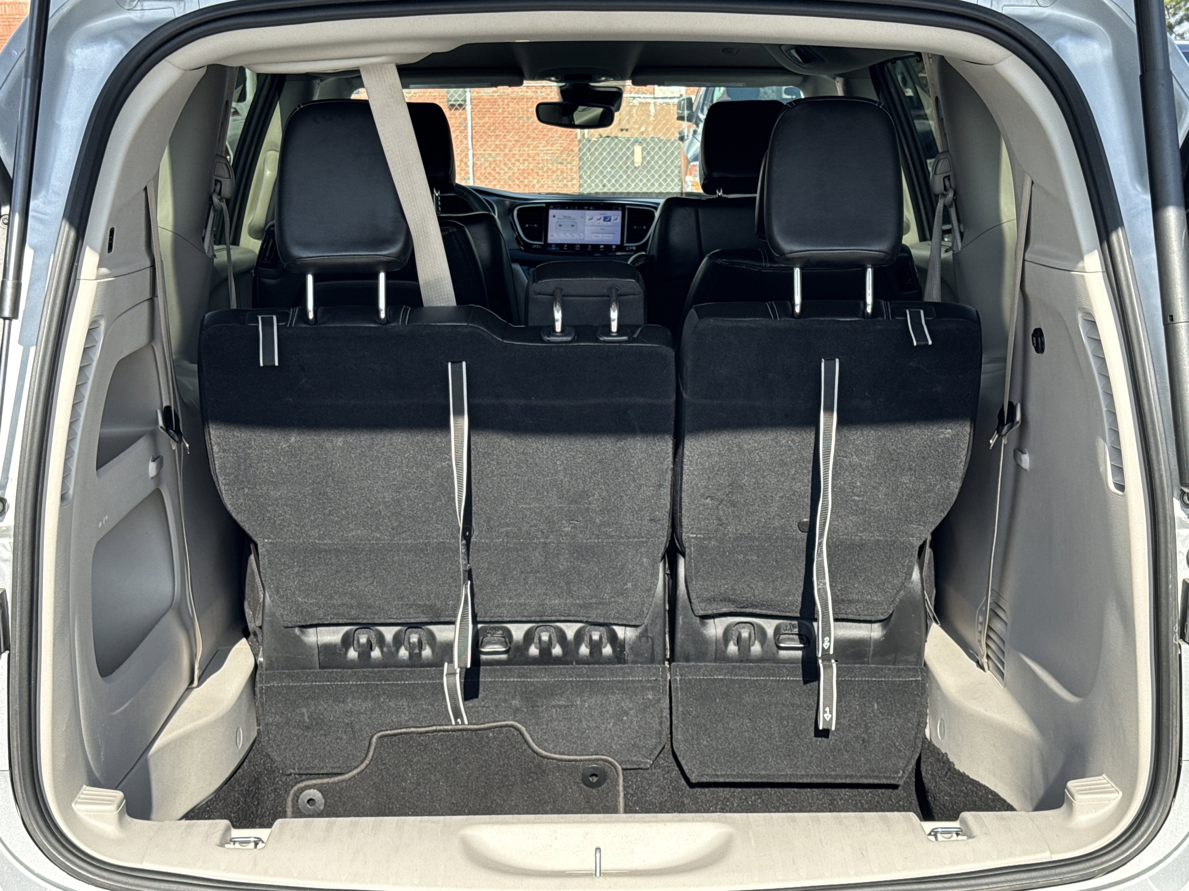 Used 2024 Chrysler Pacifica Touring-L image 18