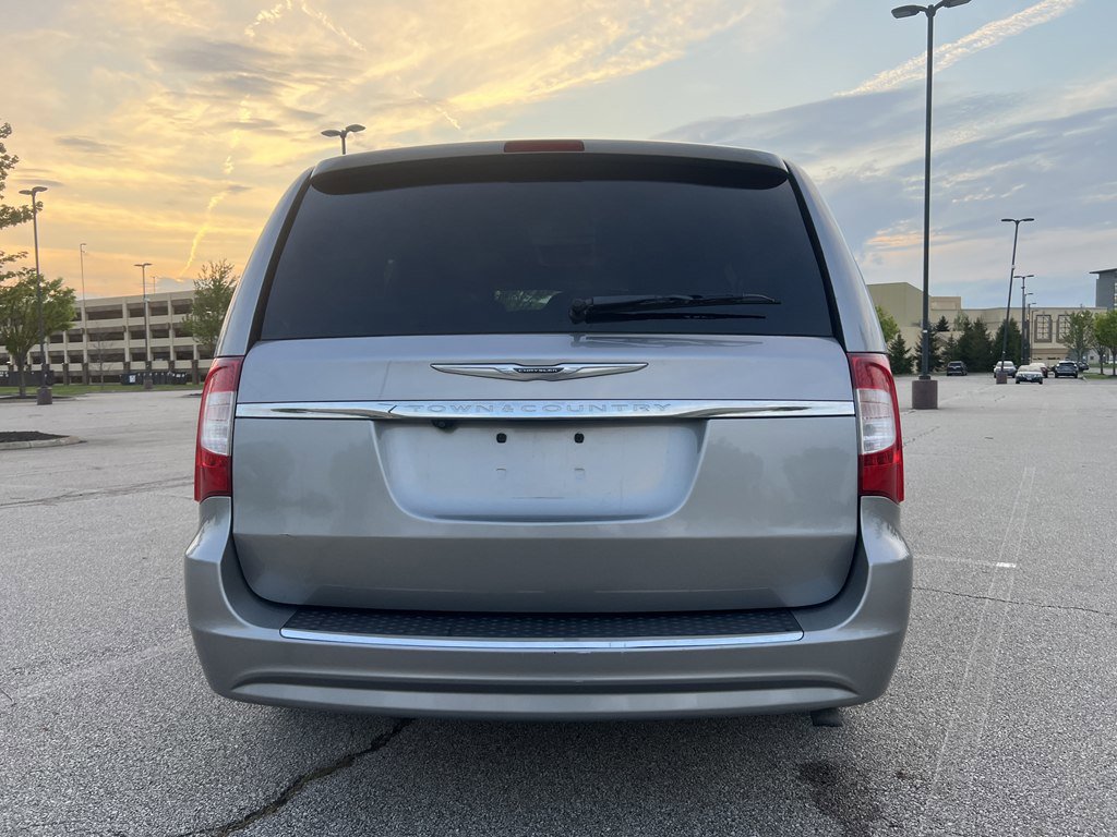 Used 2014 Chrysler Town & Country Touring FWD image 4