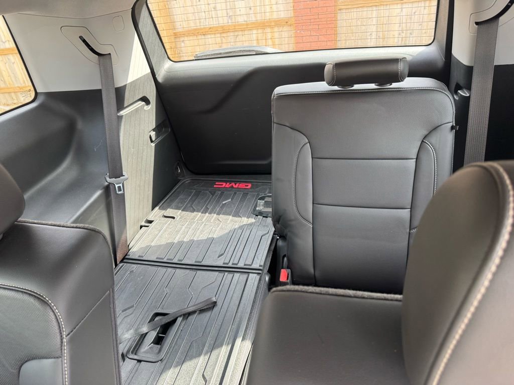 Used 2023 GMC Acadia SLT w/ Preferred Package image 18