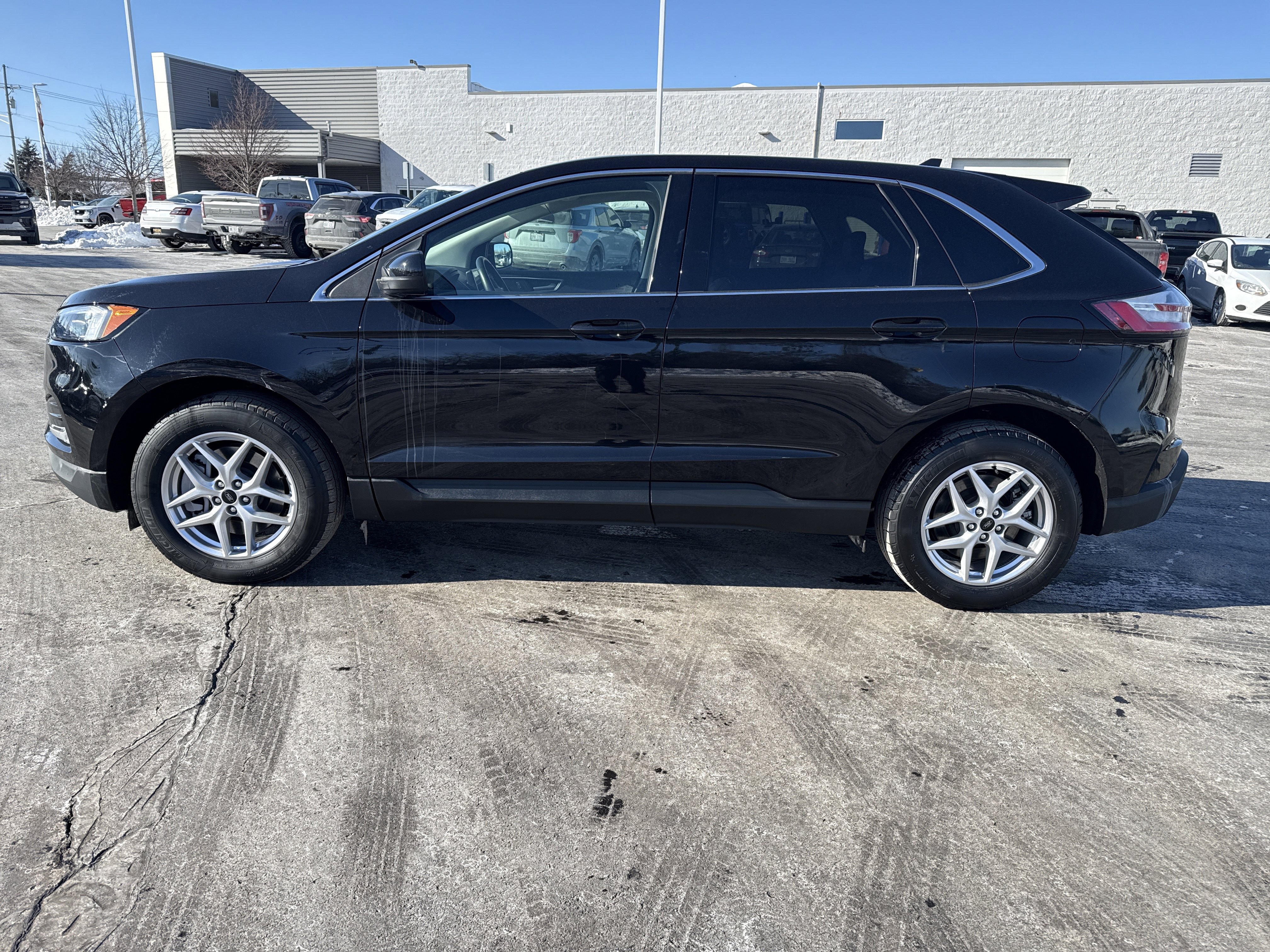 Used 2024 Ford Edge SEL w/ Convenience Package image 3