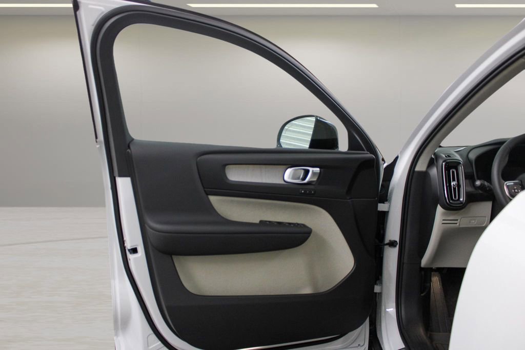 New 2026 Volvo XC40 B4 Plus w/ Protection Package Premier FWD image 30