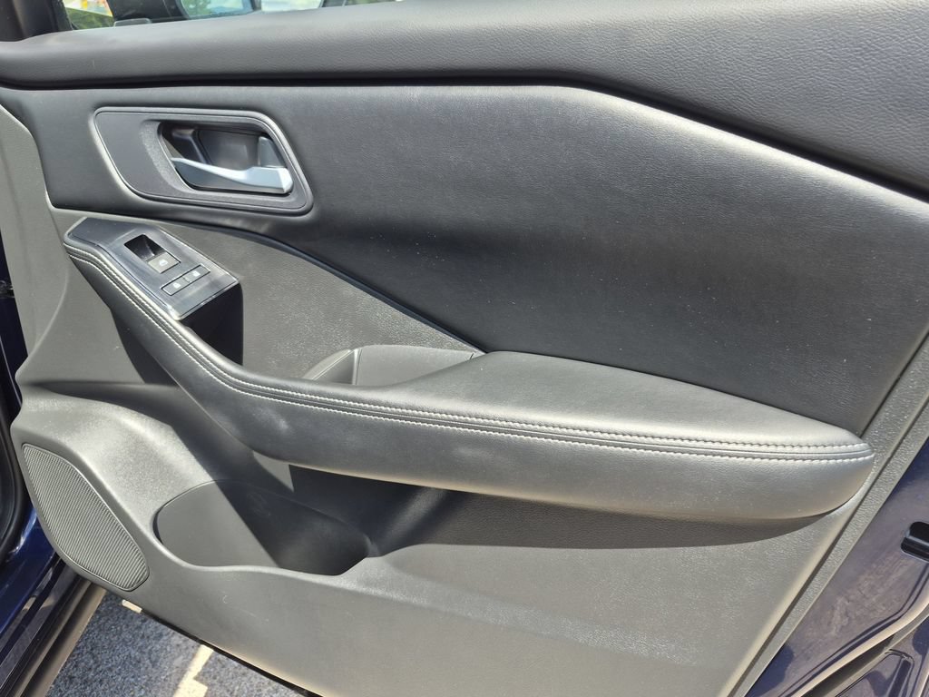 Used 2024 Nissan Rogue SV AWD/4WD image 16