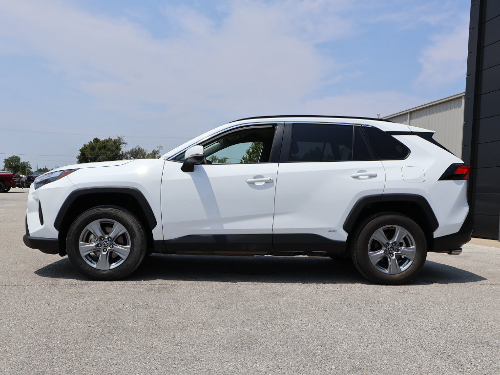 Used 2025 Toyota RAV4 XLE AWD/4WD image 2