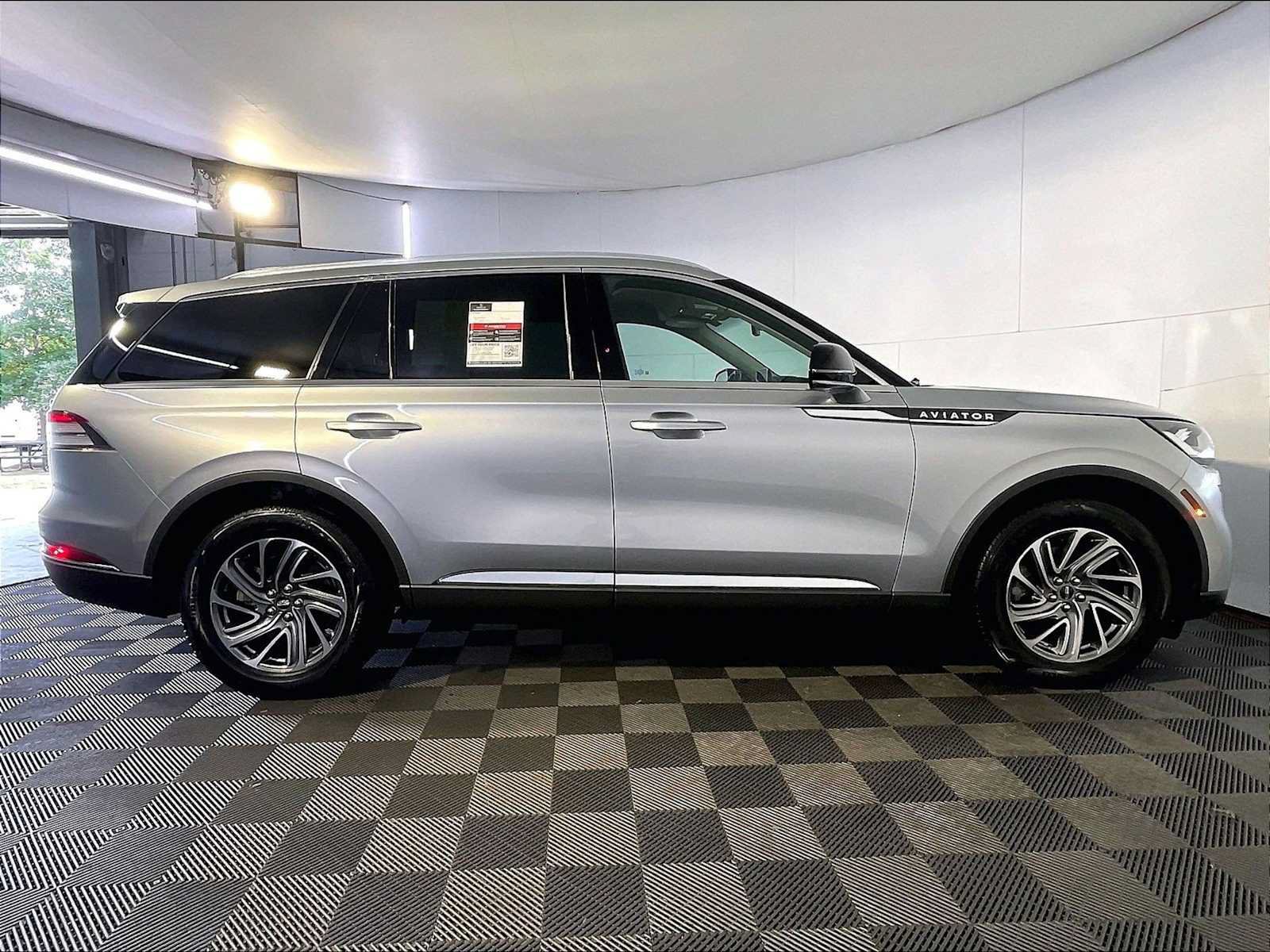 Used 2021 Lincoln Aviator AWD image 8