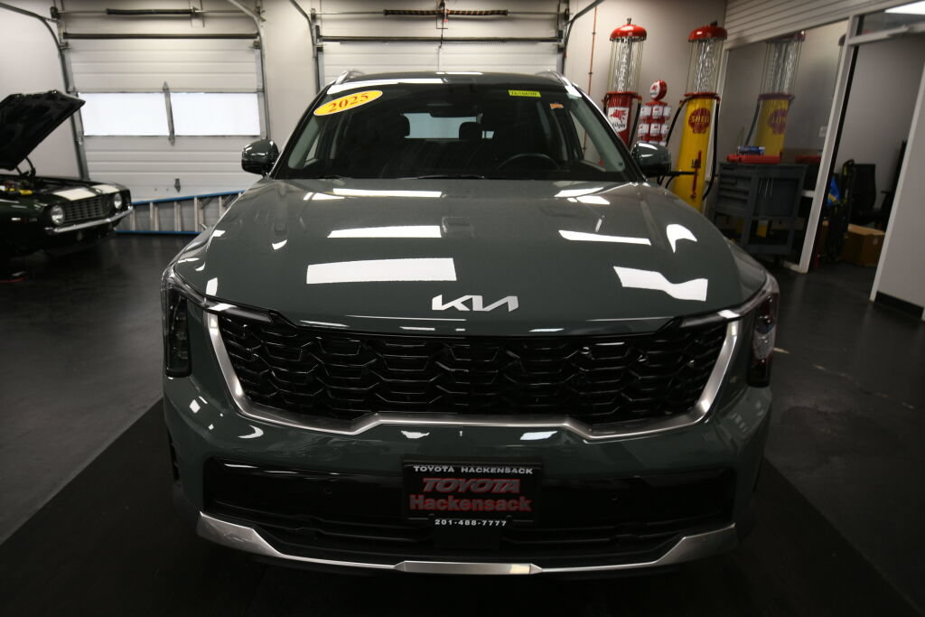 Used 2025 Kia Sorento EX AWD/4WD image 3