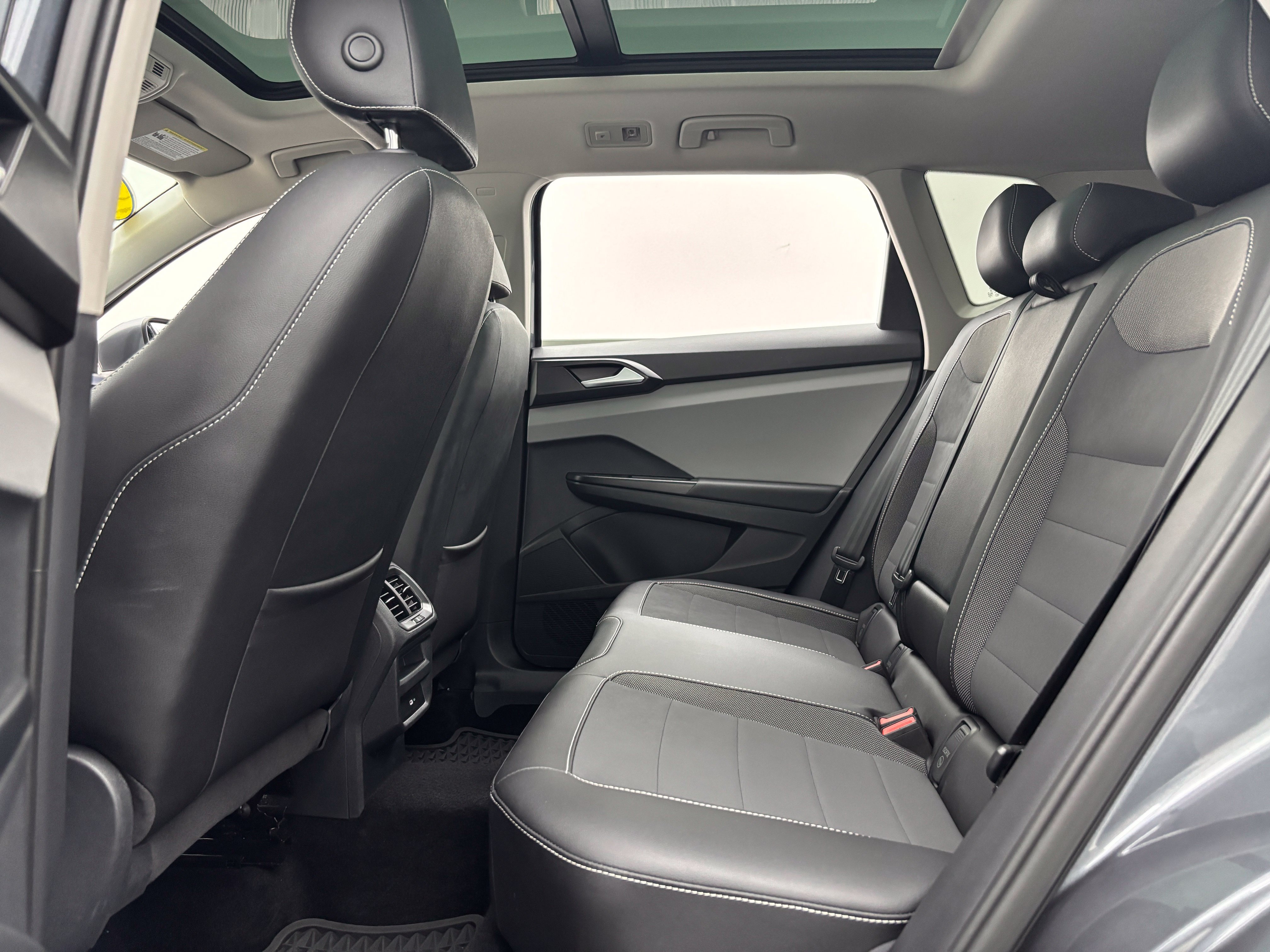 Used 2023 Volkswagen Taos SE w/ Panoramic Sunroof Package FWD image 36