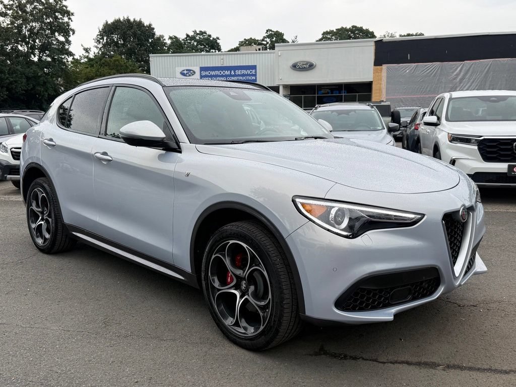 Used 2023 Alfa Romeo Stelvio Ti w/ Active Assist Plus Package AWD/4WD image 4