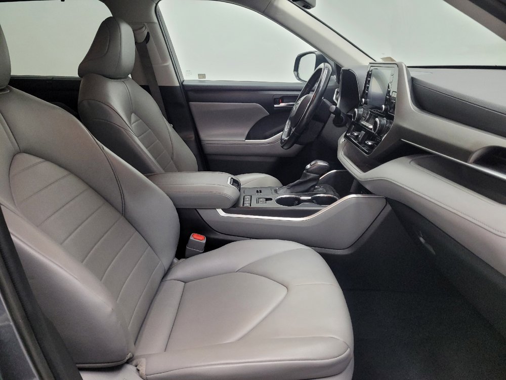 Used 2021 Toyota Highlander XLE FWD image 21