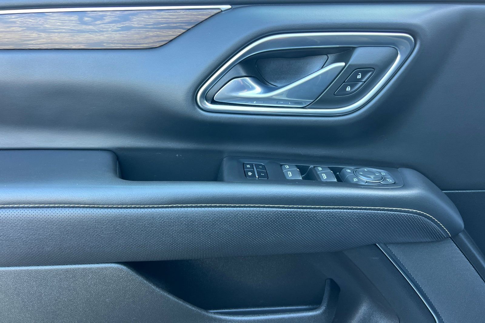 Used 2023 Chevrolet Suburban Premier image 11