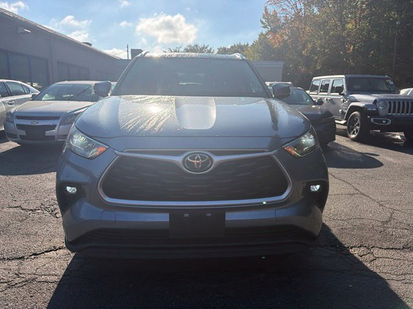 Used 2021 Toyota Highlander XLE AWD/4WD image 2